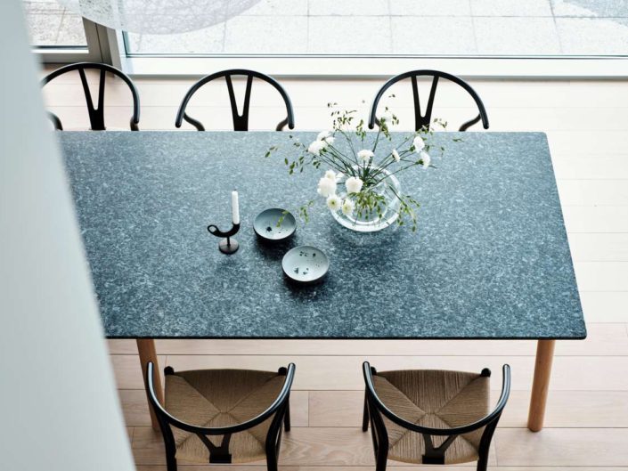 Die zarten Grau- und dunklen Blautöne von Lundhs Blue harmonieren hervorragend mit verschiedenen Einrichtungsstilen, Farbkonzepten und nahezu allen Materialien. Foto: Lundhs Real Stone