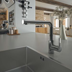 Edle Akzente und technischer Innovationen, die für mehr Komfort und Funktionalität beim Kochen und Zubereiten sorgen, setzen die neuen Armaturen von MONDO. Foto: MONDO