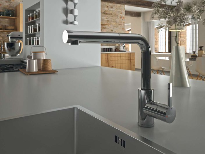 Edle Akzente und technischer Innovationen, die für mehr Komfort und Funktionalität beim Kochen und Zubereiten sorgen, setzen die neuen Armaturen von MONDO. Foto: MONDO