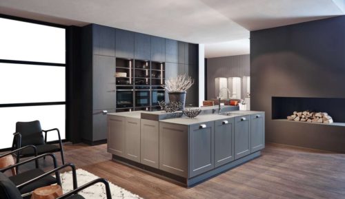 Edle Holztöne und die
Trendfarbe Grau sind auch auf der LivingKitchen2019 präsent. Dort wird zum Beispiel LEGNO im Furnier Eiche sepia mit FRAME LACK in Quarzgrau softmatt kombiniert. Das ausdrucksstarke Holz mit der geflämmten Oberfläche verleiht der Küche einen rustikalen Charme.
Foto: Nolte Küchen