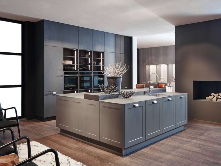 Edle Holztöne und die Trendfarbe Grau sind auch auf der LivingKitchen2019 präsent. Dort wird zum Beispiel LEGNO im Furnier Eiche sepia mit FRAME LACK in Quarzgrau softmatt kombiniert. Das ausdrucksstarke Holz mit der geflämmten Oberfläche verleiht der Küche einen rustikalen Charme. Foto: Nolte Küchen