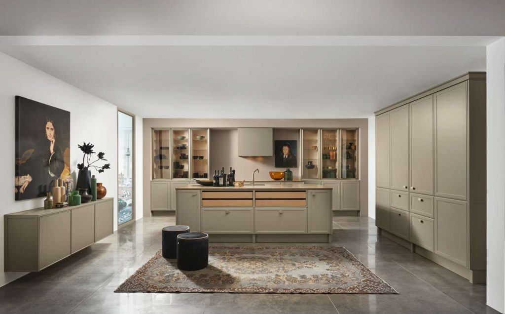 Dezente Eleganz: Die Front TORINO LACK, hier in Lava softmatt, eröffnet mit der Neuen Klassik eine ganz eigene, faszinierende Stilwelt innerhalb des Mattlackkonzepts von Nolte Küchen. Die minimalistische Klarheit des Designs ist an das Art déco angelehnt. Foto: Nolte Küchen