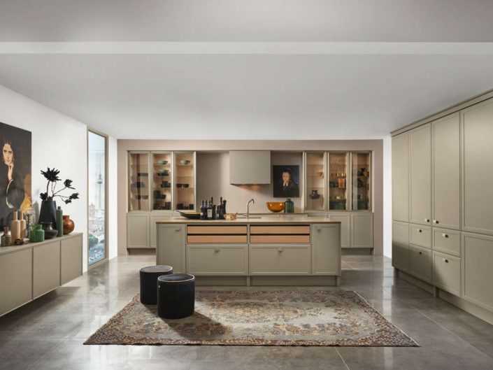 Dezente Eleganz: Die Front TORINO LACK, hier in Lava softmatt, eröffnet mit der Neuen Klassik eine ganz eigene, faszinierende Stilwelt innerhalb des Mattlackkonzepts von Nolte Küchen. Die minimalistische Klarheit des Designs ist an das Art déco angelehnt. Foto: Nolte Küchen