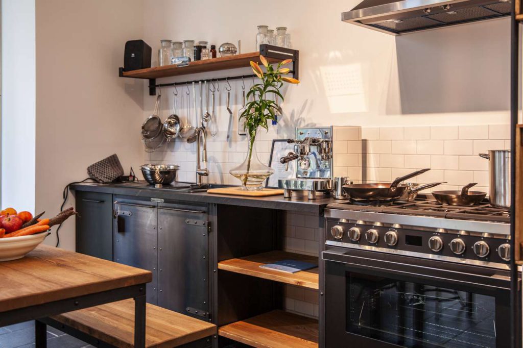 eicht und minimalistisch wirkt dieser Küchen-Look, dennoch wird er von Industrial-Elementen geprägt. Von Authentic Kitchen Furniture by Noodles Noodles & Noodles Corp.
Foto: © Christian Geyr | Noodles Noodles & Noodles Corp. 