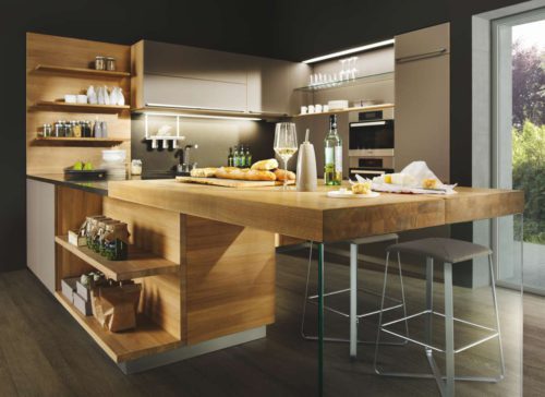 Nischen mit Holz- oder Farbglasrückwand sorgen für Auflockerung im Küchenbild der linee Küche und für mehr Wohnlichkeit. Foto: Team7 Küchen