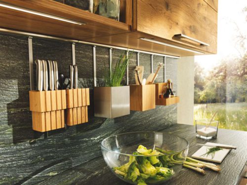 Das Design der loft Küche begeistert gleichermaßen mit der kraftvollen Ausstrahlung von Holz und den liebevollen Details traditioneller Fertigungstechniken. Foto: Team7 Küchen