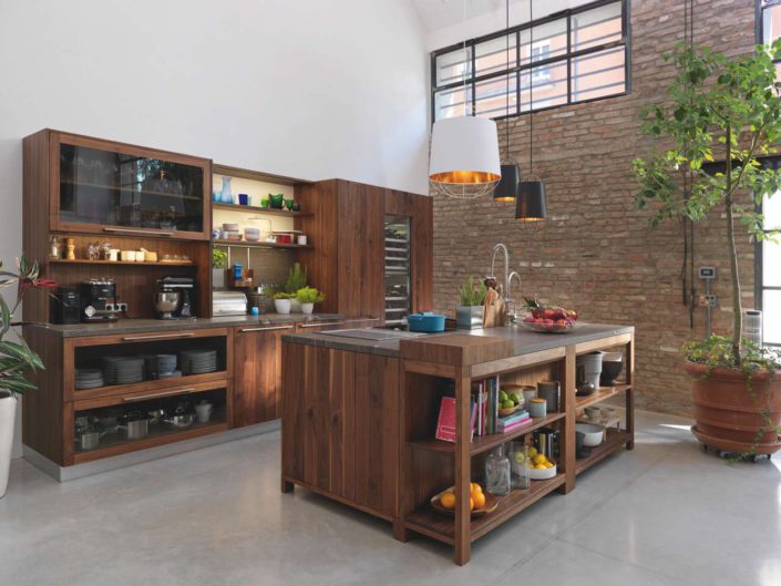 Die loft Küche ist die moderne Landhausküche für den kochbegeisterten Holzliebhaber, der echtes Handwerk und natürliche Materialien liebt. Foto: Team7 Küchen