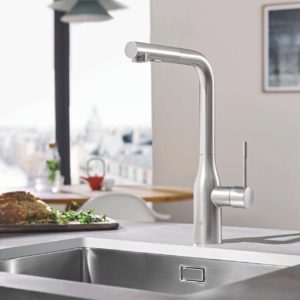 Die GROHE Essence gibt es auch mit FootControl. Mittels einer kleinen Berührung des Fußes am Standsockel kann die Armatur an- und wieder ausgeschaltet werden. So haben Sie Ihre Hände immer frei, die Küchenarmatur bleibt hygienisch sauber und das Befüllen schwerer Töpfe wird erleichtert. Foto: Grohe