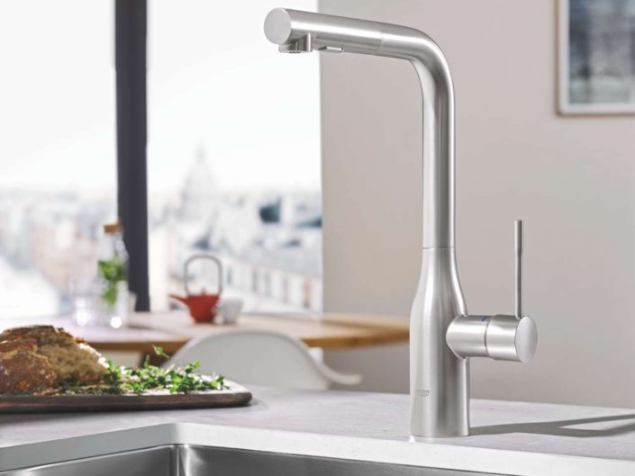 Die GROHE Essence gibt es auch mit FootControl. Mittels einer kleinen Berührung des Fußes am Standsockel kann die Armatur an- und wieder ausgeschaltet werden. So haben Sie Ihre Hände immer frei, die Küchenarmatur bleibt hygienisch sauber und das Befüllen schwerer Töpfe wird erleichtert. Foto: Grohe