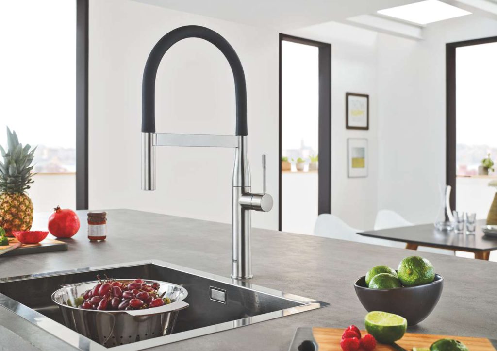Die schlanke Formgebung der Grohe Armatur Essence wurde mit organischen Designelementen ergänzt und fügt sich perfekt in die zeitgemäße Küche ein. 