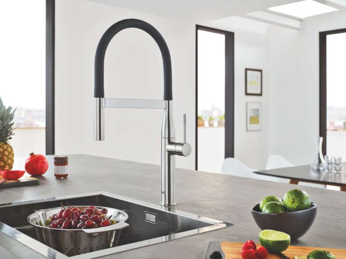 Die schlanke Formgebung der Grohe Armatur Essence wurde mit organischen Designelementen ergänzt und fügt sich perfekt in die zeitgemäße Küche ein. Foto: Grohe