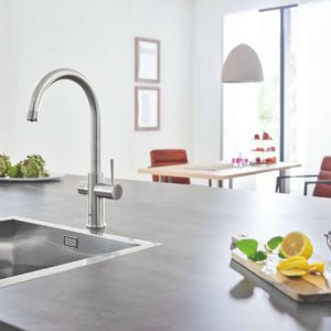 Das unverwechselbares Kennzeichen der Küchenarmatur Minta von Grohe ist die minimalistische, zylindrische Form. Foto: Grohe