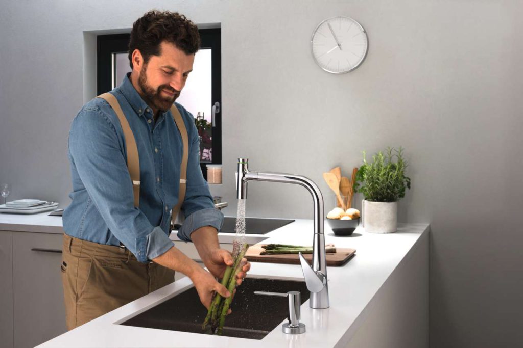 Der weichen Brausestrahl ist perfekt geeignet um Obst und Gemüse zu waschen. Foto: hansgrohe