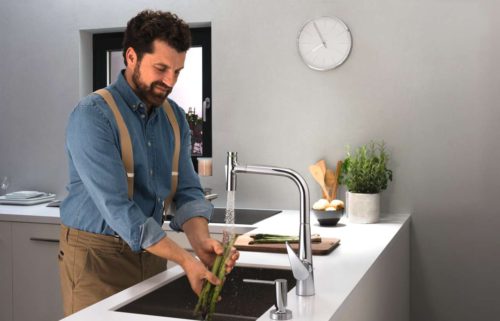 Der weichen Brausestrahl ist perfekt geeignet um Obst und Gemüse zu waschen. Foto: hansgrohe