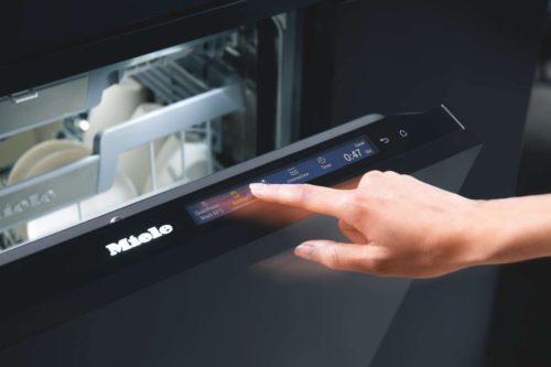 Premiere für M Touch bei den vollintegrierbaren Geschirrspülern. Programme können durch Tippen, Ziehen und Wischen eingestellt werden – einfach und intuitiv. Foto: Miele