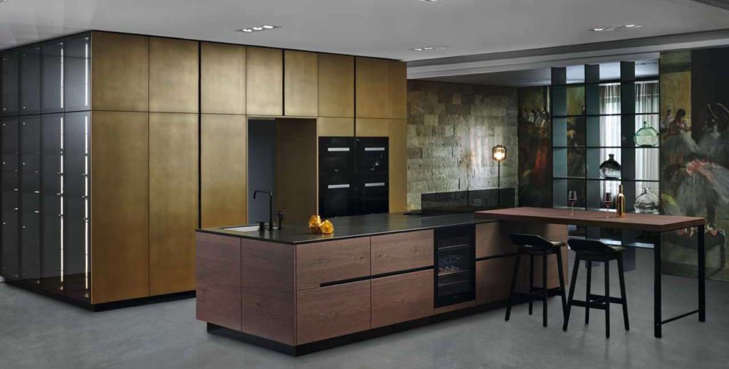 INTUO Impreso in den Trendfarben „arabica oak“ und „brass“ Foto: INTUO
