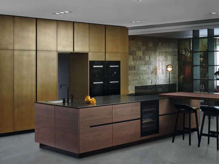 INTUO Impreso in den Trendfarben „arabica oak“ und „brass“ Foto: INTUO