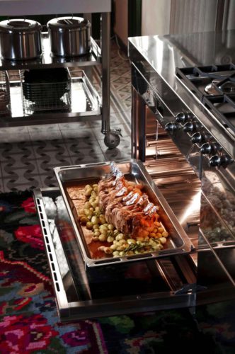 Die Edelstahl-Küchenelementen können je nach Geschmack kombiniert werden. Foto: Alpes Inox