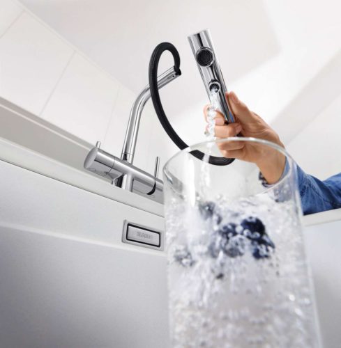 Messbehälter, das Warten auf den Wasserkocher oder Kalkschleier auf dem Tee waren gestern! Die neuen Smart-Armaturen von Blanco sind intelligent und komfortabel ausgestattete Produkte für ganz konkrete Bedürfnisse in der Küche. Sie vereinen dabei hohen Nutzen mit zeitlosem Design und fügen sich harmonisch in die heutigen offenen Raumkonzepte ein. Foto: Blanco