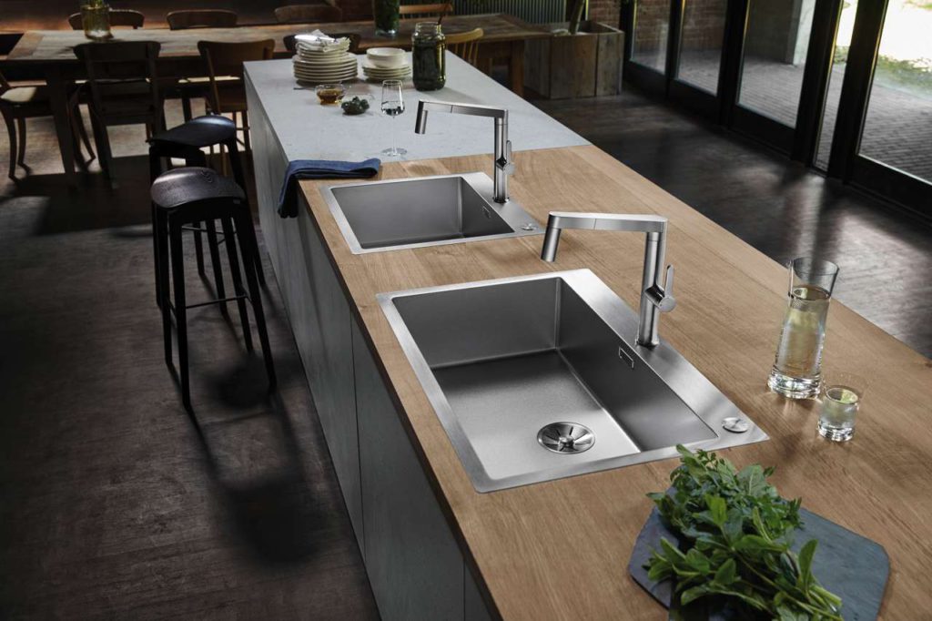 Das elegant-pure Design der Claron-Becken aus der Hightech- Manufaktur SteelArt wird unter anderem durch charakteristische 10- Millimeter Eckradien definiert. In Durinox gewinnt es zusätzlich an Funktionalität und Ausdruckskraft. Foto: Blanco