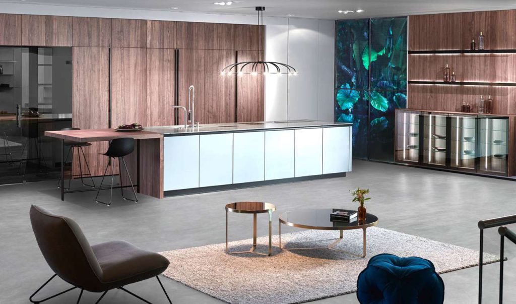 Intuo Nubo: Elegantes Grau trifft edlen Nussbaum. Foto: ewe