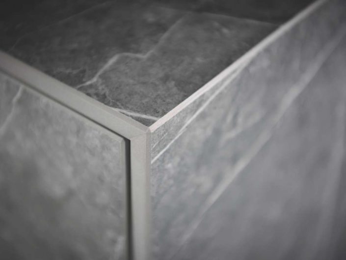 Die Neolith® Arbeitsplatte und Fronten geben ein harmonisches Gesamtbild. Foto: Neolith®