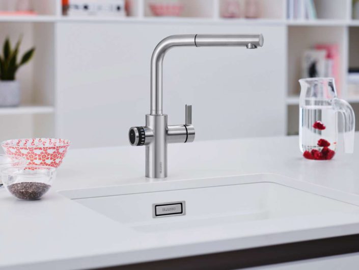 Blanco Evol-S Volume steht für integrierte Messbecher-Funktion in elegantem Design. Die neue Smart-Armatur ist als 3-in-1-Armatur konzipiert und bietet neben der praktischen Messbecherfunktion mit intuitiver Touch-Bedienung auch warmes und kaltes Wasser über einen separaten Mischhebel. Foto: Blanco