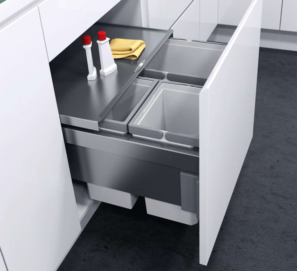 Die organischen Abfälle kommen am besten in einen Bio-Behälter mit einem Aktivkohlefilter im Bio-Deckel, der unangenehme Gerüche neutralisiert. Die ausziehbare Abdeckung aus Metall dient gleichzeitig als praktische Ablagefläche. Foto: AMK