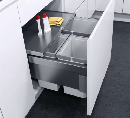 Die organischen Abfälle kommen am besten in einen Bio-Behälter mit einem Aktivkohlefilter im Bio-Deckel, der unangenehme Gerüche neutralisiert. Die ausziehbare Abdeckung aus Metall dient gleichzeitig als praktische Ablagefläche. Foto: AMK