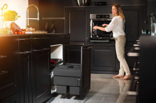 Eine komfortable Lösung für schmalere Küchenschränke mit einer Breite von 50 cm und Frontauszug. In die anthrazitfarbenen Kunststoffbehälter mit einem Gesamtvolumen von 44 Litern passt ganz schön viel rein. Foto: AMK