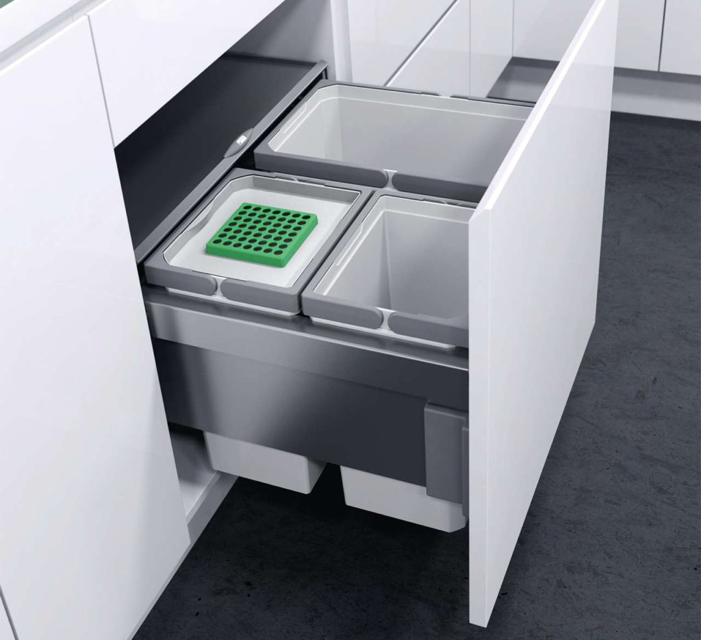 Die organischen Abfälle kommen am besten in einen Bio-Behälter mit einem Aktivkohlefilter im Bio-Deckel, der unangenehme Gerüche neutralisiert. Die ausziehbare Abdeckung aus Metall dient gleichzeitig als praktische Ablagefläche. Foto: AMK