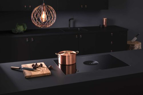 BORA Pure überzeugt mit der Hochwertigkeit seiner Materialien wie SCHOTT® Glaskeramik und bester Verarbeitung und ist sowohl als Abluft- als auch Umluft-Variante erhältlich. Foto: BORA