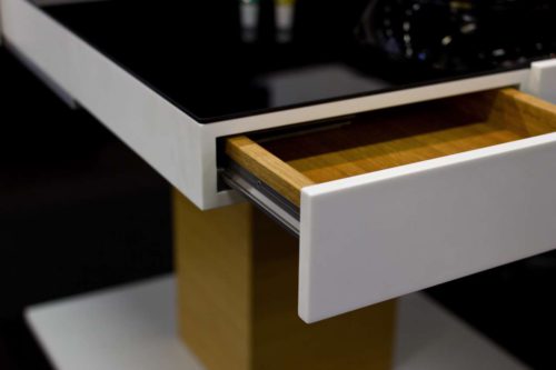 Der Tisch bietet praktische Schubladen für Gewürze, Küchenutensilien und mehr. Foto: BODI Interiors