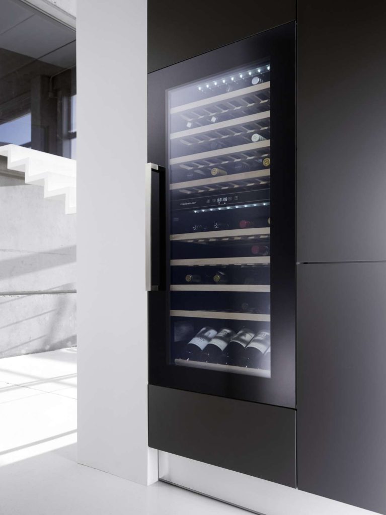 Der neue Weinklimaschrank von Küppersbusch für die 122 cm-Nische hat eine Kapazität für bis zu 79 Flaschen. Foto: Küppersbusch