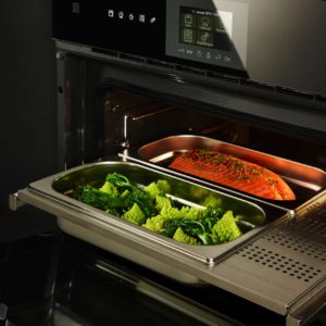 Küppersbusch hat in seinem neuen Kompaktmodell CBD 6550.0 alle Funktionen
integriert, die man sich von einem Backofen mit integriertem Dampfgarer wünscht. Foto: Küppersbusch | KÜCHEN JOURNAL Küppersbusch hat in seinem neuen Kompaktmodell CBD 6550.0 alle Funktionen
integriert, die man sich von einem Backofen mit integriertem Dampfgarer wünscht. Foto: Küppersbusch