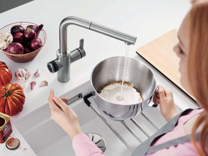 Für perfekte Resultate in der Küche: Mit Blanco Evol-S Volume lassen sich auch kleine Wassermengen genau dosieren. Die neue Smart- Armatur von Blanco verfügt über eine Messbecher-Funktion, die sich intuitiv bedienen lässt. Foto: Blanco