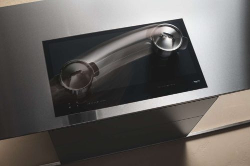 Mit der intelligenten Topferkennung, die es so nur bei Miele gibt, wandert die Zahlenreihe in der gewählten Leistungsstufe beim Verschieben des Kochgeschirrs mit. Foto: Miele