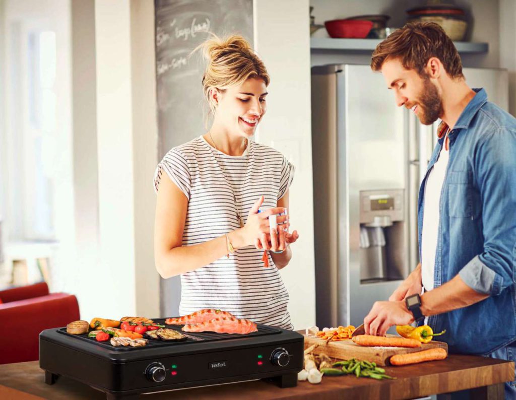 Der neue Smokeless Indoor Grill von Tefal verhindert durch die innovative Anordnung von Grillrost und Heizstäben, dass das Fett wie sonst üblich direkt auf die Grillfläche tropft. Foto: Tefal