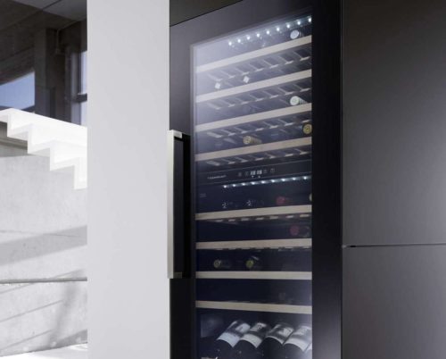Der neue Weinklimaschrank von Küppersbusch für die 122 cm-Nische hat eine Kapazität für bis zu 79 Flaschen. Foto: Küppersbusch