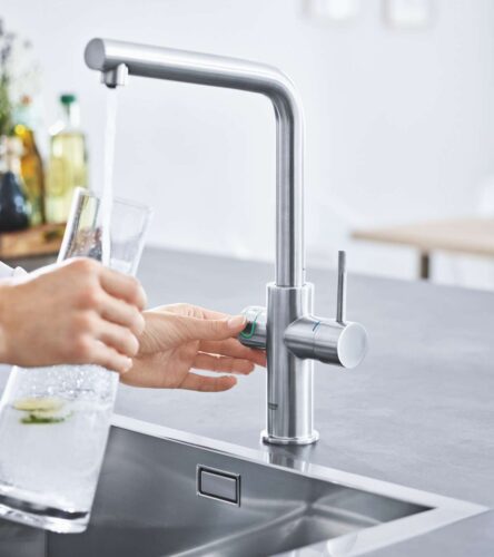 Das smarte Wassersystem GROHE Blue Home Pull-Out Connected bietet gefiltertes und auf die optimale Trinktemperatur gekühltes Wasser in den Varianten still, medium und sprudelnd direkt aus der Armatur. Foto: GROHE AG