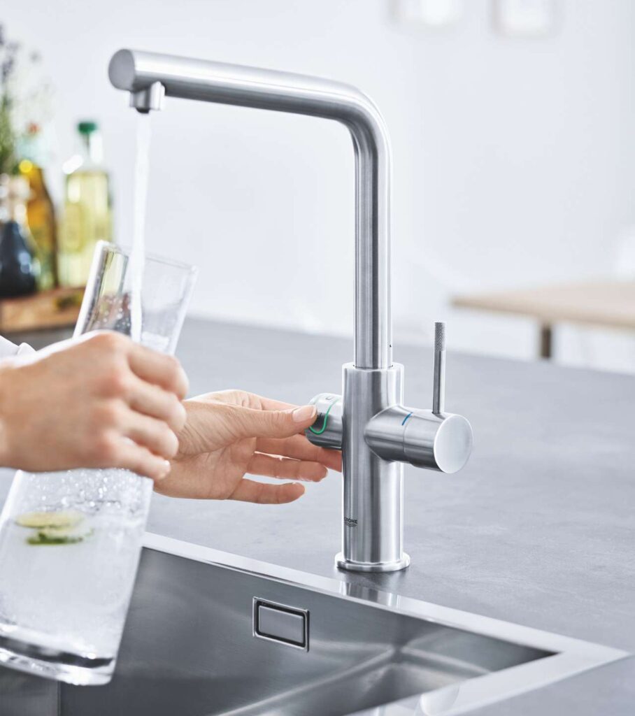 Genießen Sie mit GROHE Blue Home stilles oder sprudelndes Trinkwasser direkt aus der Armatur – frisch gefiltert, perfekt gekühlt und auf Ihren Geschmack abgestimmt. Mit einem einfachen Handgriff regulieren Sie die Wassertemperatur oder wählen die gewünschte Kohlensäurestärke für Ihren individuellen Erfrischungsmoment.