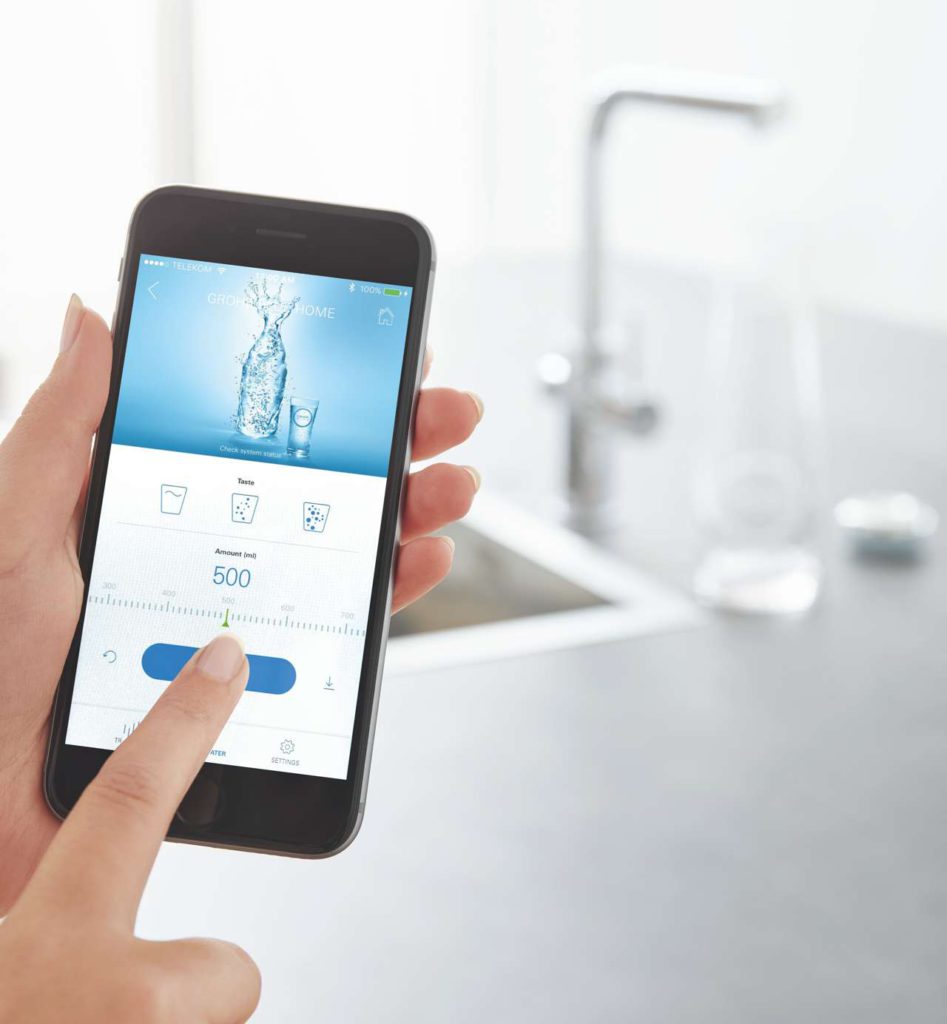 Mit der neuen App-gesteuerten Zapffunktion lässt sich über die ONDUS APP einfach per Fingertipp exakt die Wassermenge und -art einstellen, die aus der Armatur kommen soll.
Foto: GROHE AG