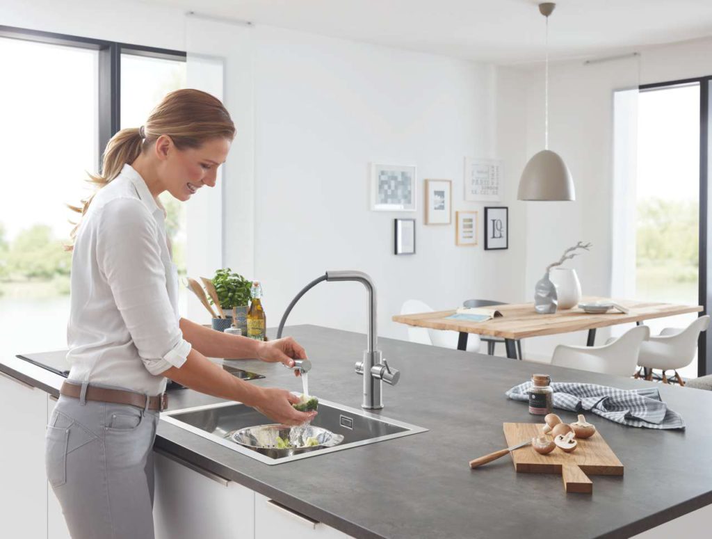 Der herausziehbare Auslauf von GROHE Blue Home Pull-Out Connected sorgt für ultimative Flexibilität.
Foto: GROHE AG