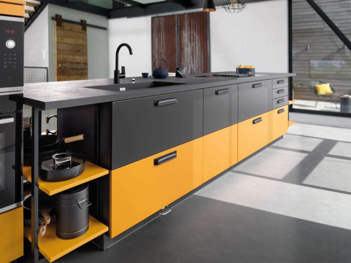 SCHMIDT lässt der Kreativität freien Lauf. Mit der Option Color-Mix sind drei Farbtöne pro Möbel wählbar. Wie hier beim neuen Küchenmodell „Loft Madras“, wo die kräftige Farbe „Madras“ mit dem dunklen „Caneo“ einen perfekten Gegenspieler findet. Foto: SCHMIDT Küchen
