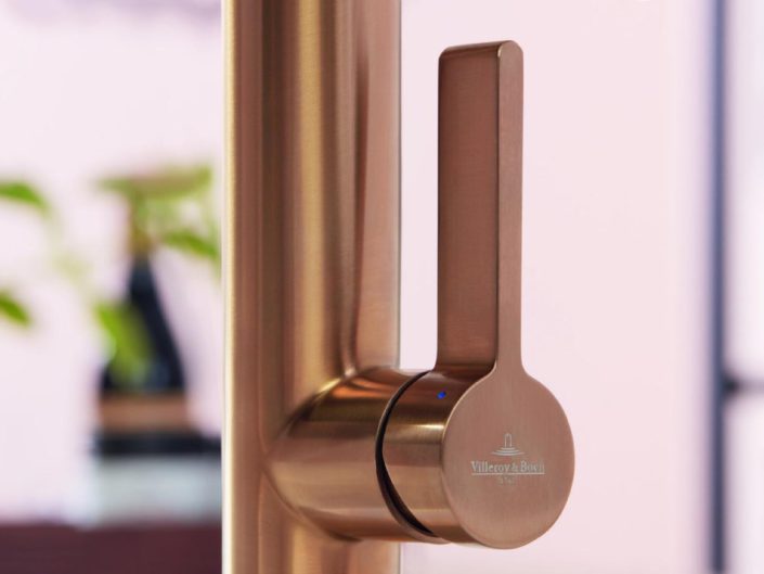 Der charakteristisch, feine Griff der Armaturen FINERA hier in Bronze, lässt sich besonders leicht mit einer Hand bedienen. Foto: Villeroy & Boch