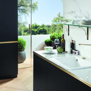 Der schwenkbare Strahlregler der FINERA Armatur (hier in Gold) ermöglicht Ihnen, die Richtung des Wasserstrahls nach Belieben zu verändern. Foto: Villeroy & Boch