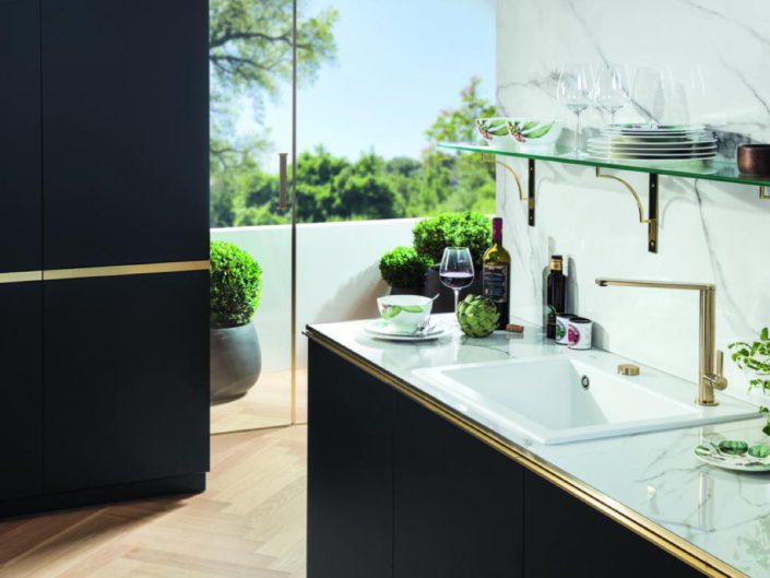Der schwenkbare Strahlregler der FINERA Armatur (hier in Gold) ermöglicht Ihnen, die Richtung des Wasserstrahls nach Belieben zu verändern. Foto: Villeroy & Boch
