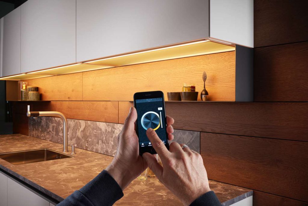 Lichtsteuerung mit der App „EasyLighting". Foto: ©ewe 