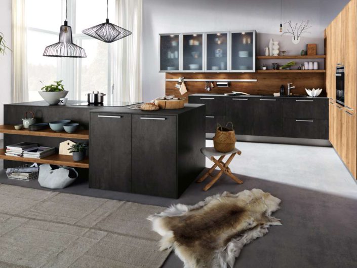 Die Küche sollte passgenau auf den Raum zugeschnitten sein - sowohl hinsichtlich der Maße als auch in Bezug auf die Materialien, die Farben und das Design. Foto: djd/Küchen Quelle GmbH