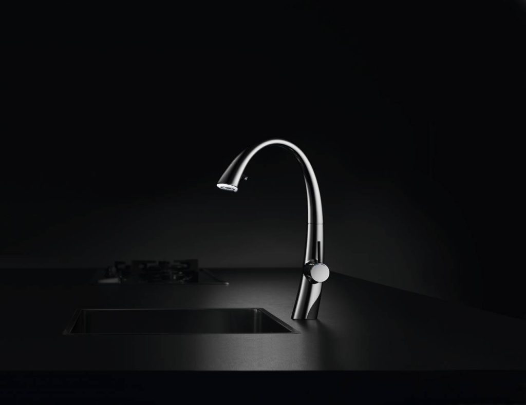 Wie eine Skulptur mutet diese Premium-Küchenarmatur an. Der LED-Lichtring befindet sich im Auszugsauslauf. Auf Knopfdruck entsteht ein fas-zinierender Strom aus funkelndem Licht und Wasser. Die LED-Beleuchtung schaltet sich nach 30 Minuten automatisch aus. Foto: AMK
